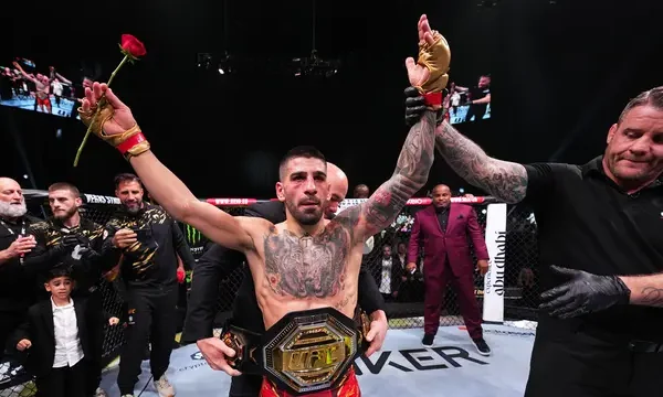 Menang KO di UFC 308, Ilia Topuria Tunjukkan Rasa Hormatnya ke Max Holloway